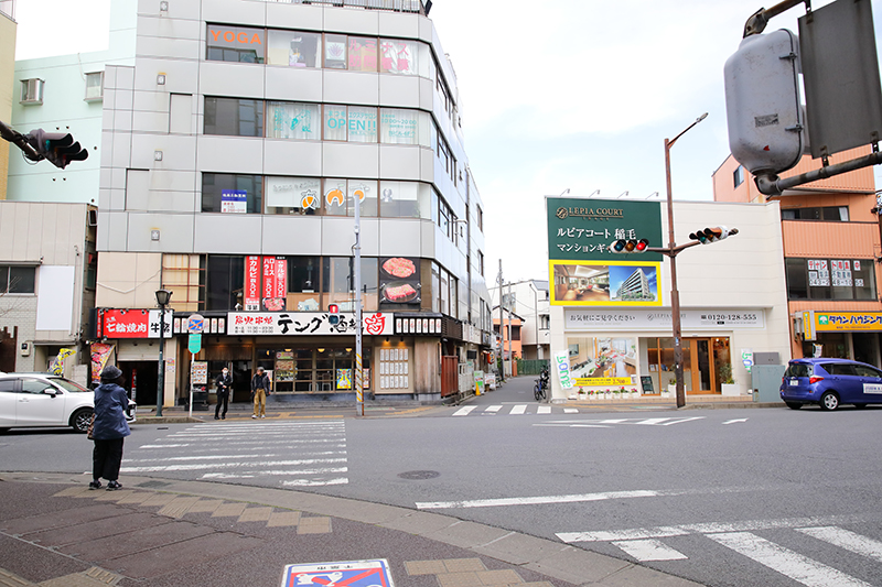 左手にメガネスーパーさんが見えてきたら正面の横断歩道を渡って頂き、不動産会社がある方へとまっすぐお進み下さい。