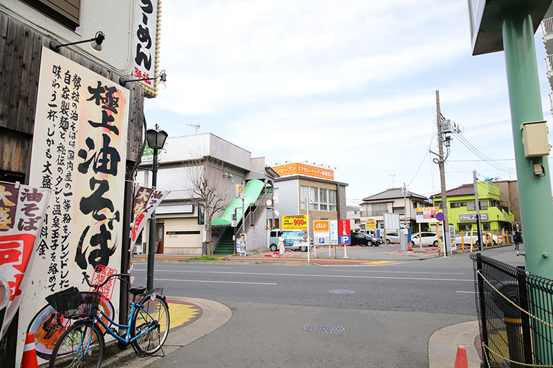 5. 細道を抜けて、小仲台坂通りを左にお進み下さい。